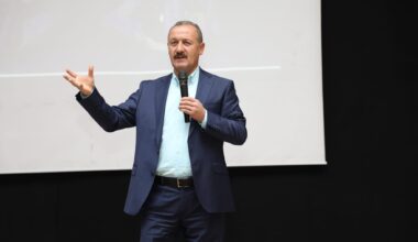 Kırıkkale Üniversitesi Rektörü Aslan Ağrılı öğrencilerle bir araya geldi