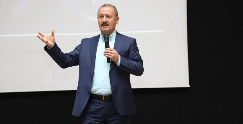 Kırıkkale Üniversitesi Rektörü Aslan Ağrılı öğrencilerle bir araya geldi