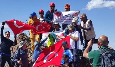 Terörden temizlenen Tendürek Dağı’nda Türk bayrağı açıp, İstiklal Marşı okudular