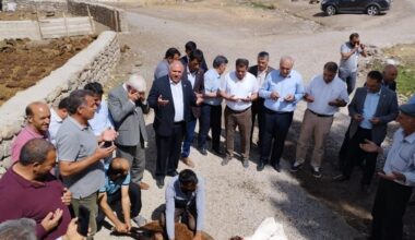Ağrı’da köylüler köye asfalt gelişini kurban keserek kutladı