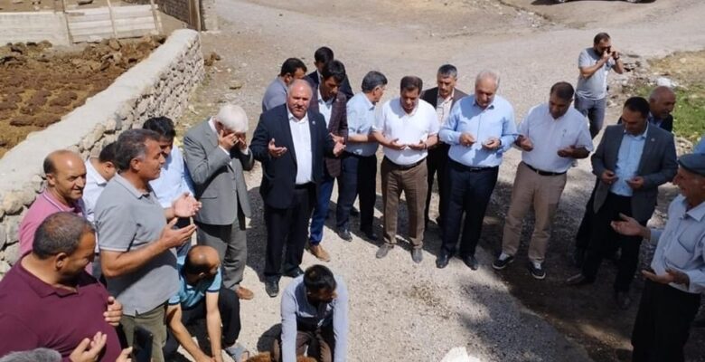 Ağrı’da köylüler köye asfalt gelişini kurban keserek kutladı
