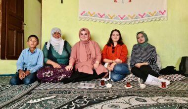 Ağrı’da öğretmenler, öğrenci ailelerinin kapısını çalarak evlerine konuk oluyor