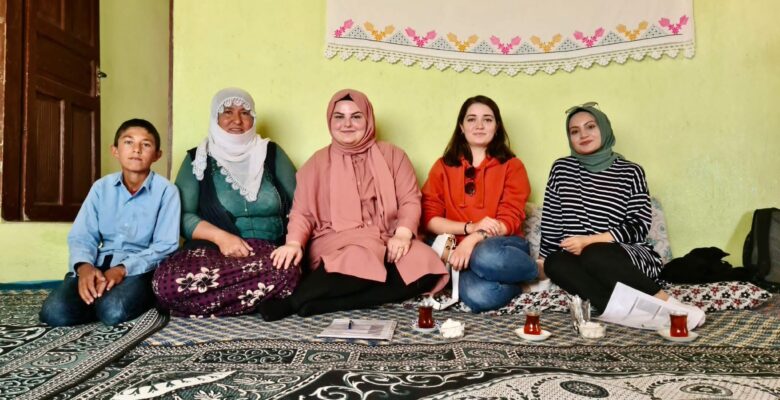 Ağrı’da öğretmenler, öğrenci ailelerinin kapısını çalarak evlerine konuk oluyor