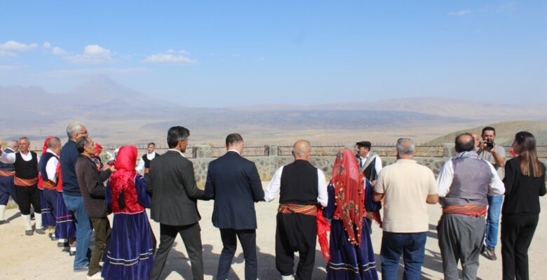 Ağrı Dağı ve Nuh’un Gemisi manzarası eşliğinde halay çekip eğlendiler