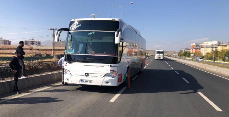 Ağrı çevre yolunda kaza; 20 yaşındaki genç yoğun bakımda