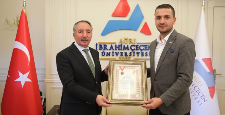AİÇÜ’ye Kızılay’dan madalya ve plaket