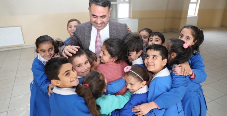 İhtiyaç sahibi öğrencilerine yardım etmek için kitap yazdı, ücretsiz kitap dağıttı