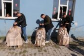 Köy çocuklarına hediyeler götürüp ücretsiz tıraş ediyorlar