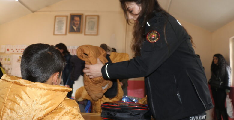 Çevik Kuvvet Ağrı’da köy çocuklarının yüzünü güldürdü