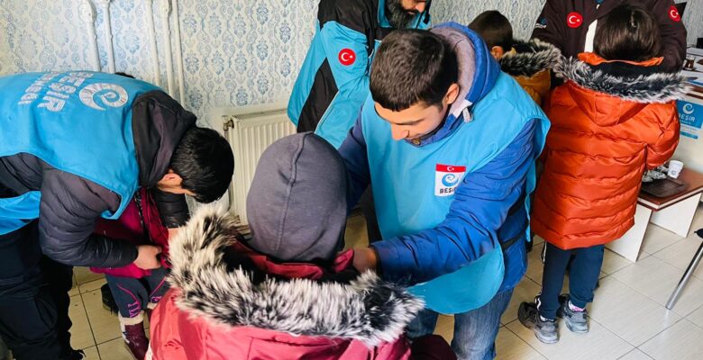 Ağrı’da ihtiyaç sahibi ailelere kışlık giyecek yardımı yapıldı