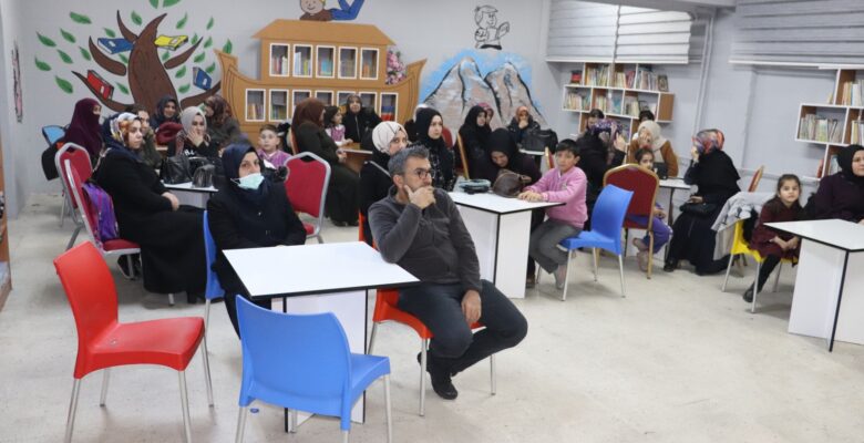 Ağrı’da veliler çocuklarıyla aynı sıralarda ders görüyor