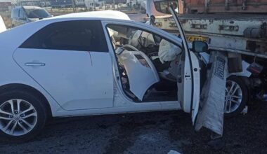 Ağrı’da otomobil tırla çarpıştı; 2 yaralı