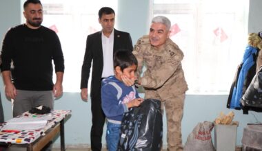 Jandarma Ağrı’da çocukların yüzünü güldürdü