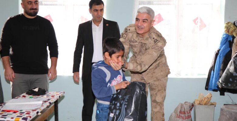 Jandarma Ağrı’da çocukların yüzünü güldürdü