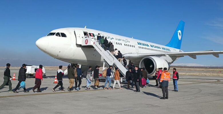 Ağrı’da 227 Afgan düzensiz göçmen uçakla ülkelerine gönderildi