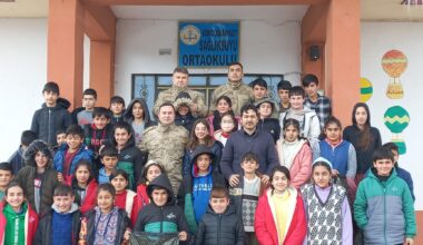 Ağrı’da jandarma köy çocuklarını sevindirmeye devam ediyor