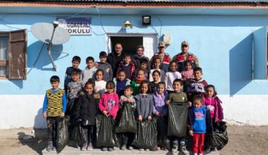 Jandarmanın hediye götürdüğü köy çocukları büyük mutluluk yaşadı