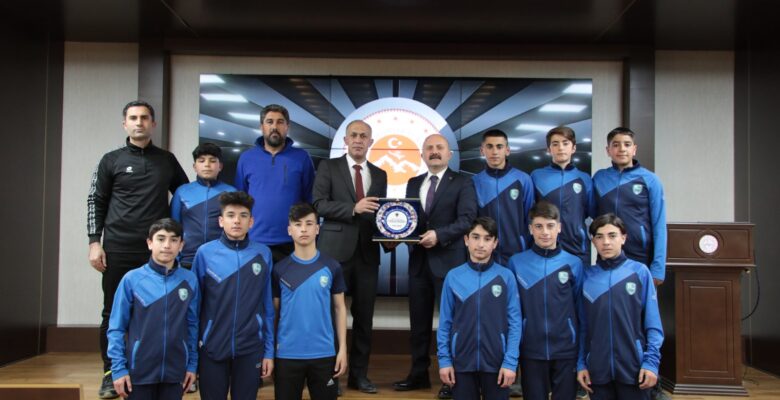 Vali Varol, Ağrı’nın şampiyon takımını misafir etti