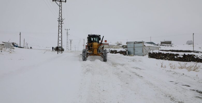 Ağrı’da kardan kapanan köy yollarında çalışmalar sürüyor
