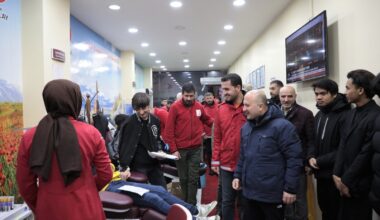 Ağrı’da kan bağışı için kan merkezi önünde kuyruk oluştu