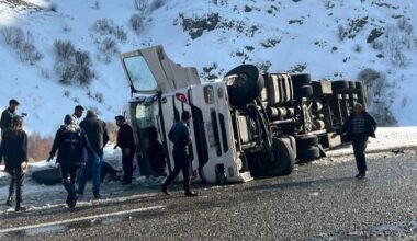 Ağrı’da lastiği patlayan tır devrildi: 2 yaralı