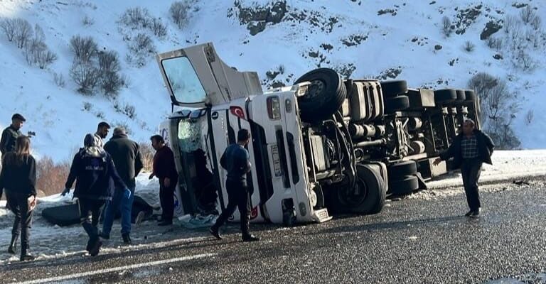 Ağrı’da lastiği patlayan tır devrildi: 2 yaralı