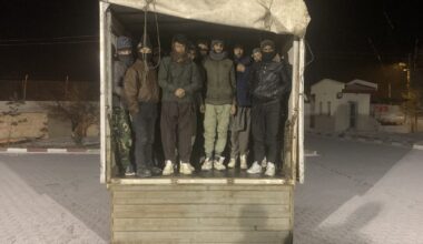 Ağrı’da kamyon kasasında 67 düzensiz göçmen yakalandı