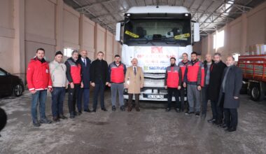 Ağrı’dan yardım malzemesi taşıyan tırlar afet bölgesine doğru yola çıktı