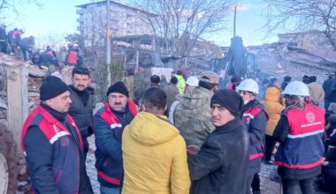 Öğretmenler Gaziantep’teki arama kurtarma çalışmalarına destek veriyor