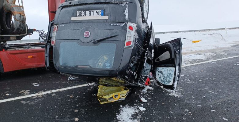 Ağrı’da hafif ticari araç takla attı; 3 yaralı