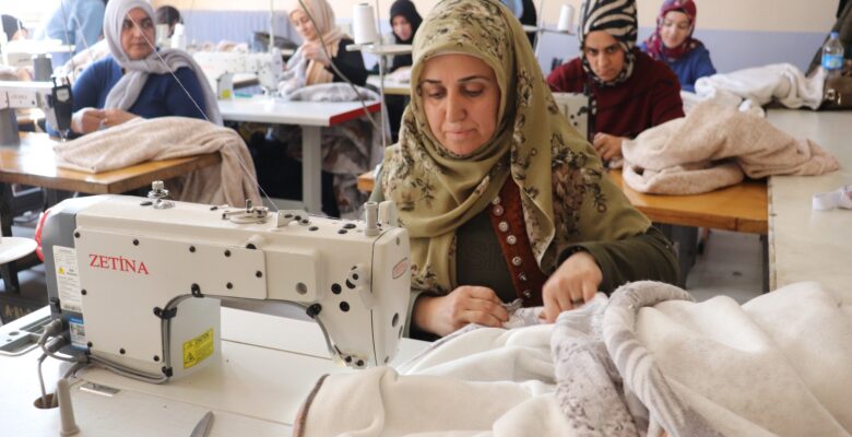 Ağrılı kadınlar depremzedeler için üretiyor