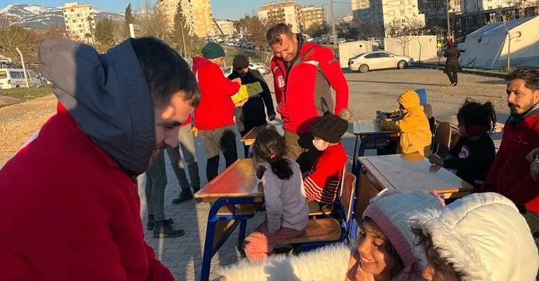 Kızılay Ağrı Şubesi deprem bölgelerinde çalışmalarını sürdürüyor