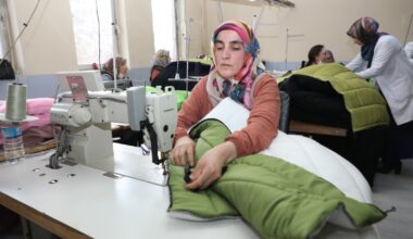 Ağrılı kadınlar afet bölgelerindeki kardeşleri için uyku tulumu üretiyorlar