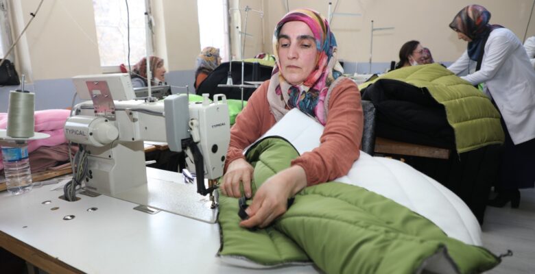 Ağrılı kadınlar afet bölgelerindeki kardeşleri için uyku tulumu üretiyorlar