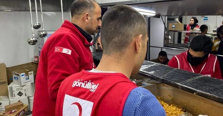 Ağrı Kızılay’ın mobil aşevi deprem bölgesinde hizmet vermeye devam ediyor