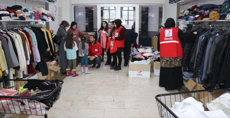 Ağrı Kızılay Butik Mağazası kapılarını depremzedelere açtı