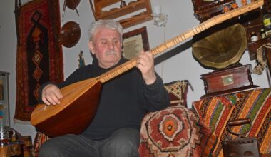 Ağrı’da onlarca öğrenci yetiştiren usta yarım asırdır bağlama çalıyor