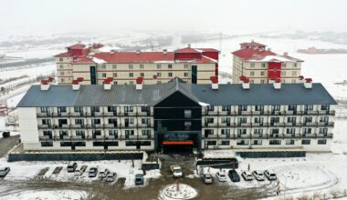 Prof. Dr. Karabulut, depremden etkilenen öğrencileri ziyaret etti