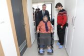 Ağrı’da yaşlı depremzede kadına tekerlekli sandalye verildi