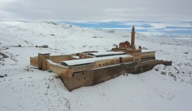 İlkbaharda karla kaplanan İshak Paşa Sarayı manzarasıyla büyülüyor
