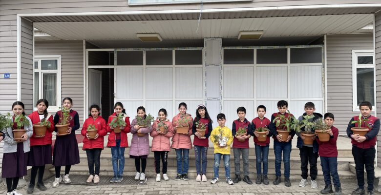 Öğrenciler “emek” ile “başarı” ilişkisini çiçek yetiştirerek kavrıyor