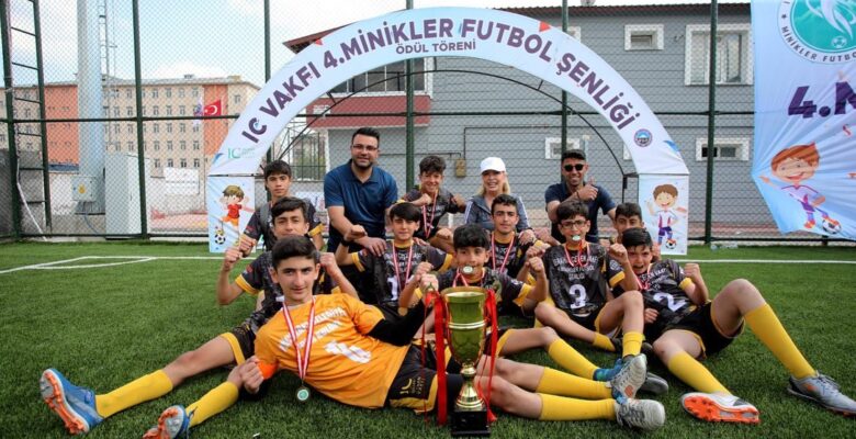 Ağrı’da düzenlenen “4. Minikler Futbol Şenliği” sona erdi
