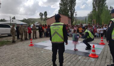 Jandarma, Ağrı’da minik öğrencilere trafik eğitimi veriyor