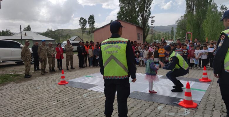 Jandarma, Ağrı’da minik öğrencilere trafik eğitimi veriyor