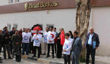 Diyadin’de Ziraat Bankası Şubesine siyah çelenk bıraktılar