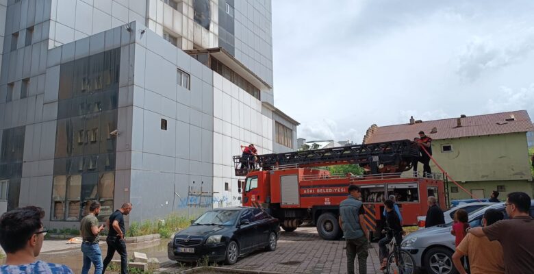 Ağrı’da eski kadın doğum Hastanesi’nde yangın çıktı
