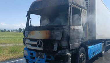 Ağrı’da seyir halindeki tır yandı 