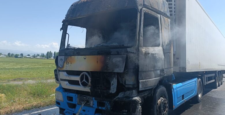 Ağrı’da seyir halindeki tır yandı 