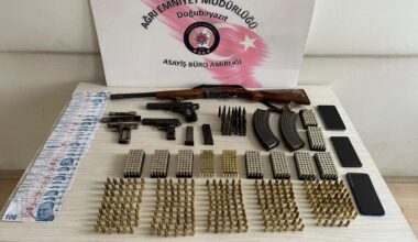 Ağrı’da şüpheli araçtan sahte para, tabanca, av tüfeği ve mermi çıktı