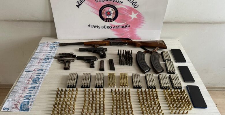 Ağrı’da şüpheli araçtan sahte para, tabanca, av tüfeği ve mermi çıktı